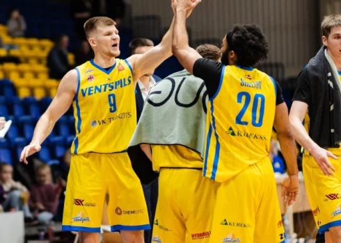 "Ventspils" basketbolisti LBL ceturtdaļfināla pirmajā mačā uzvar "Ogri". 