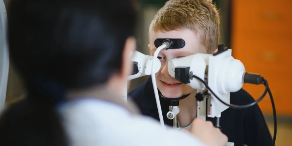 Grūtniece pieraksta vēl nedzimušo bērnu pie acu ārsta, jo rindas pie bērnu oftalmologiem ir garas.