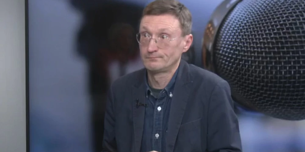 По мнению социолога, в публичном пространстве нередко говорят не о реальных проблемах, а на более удобные темы.