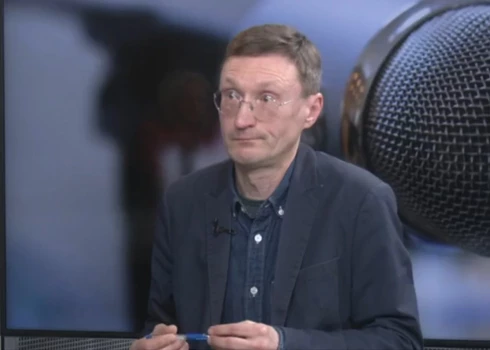 По мнению социолога, в публичном пространстве нередко говорят не о реальных проблемах, а на более удобные темы.