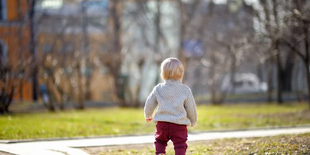 Latvijā simtiem vecāku ar tiesas spriedumu zaudējuši aizgādības tiesības.