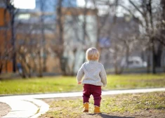 Atklājas satraucoši dati: simtiem vecāku Latvijā pērn atņemtas tiesības rūpēties par bērniem