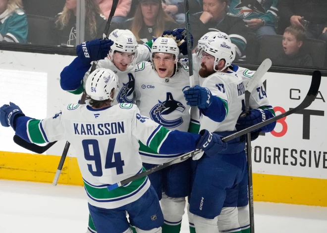 Teodors Bļugers izceļas ar vārtiem, “Canucks” uzvar pēcspēles metienos