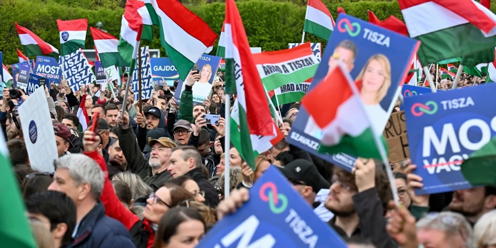 Сторонники приветствуют главу оппозиционной партии Tisza Петера Мадьяра.