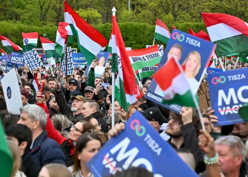  Сторонники приветствуют главу оппозиционной партии Tisza  Петера Мадьяра.