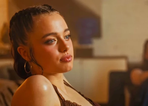 Шайло Джоли в музыкальном видео корейской поп-звезды Даен "What's a Girl to Do".