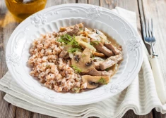 Эта гречка с грибами легко превращается из скучного гарнира в полноценное блюдо