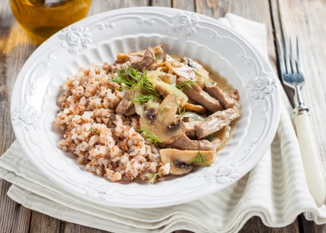 Эта гречка с грибами легко превращается из скучного гарнира в полноценное блюдо