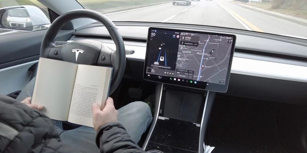 За рулем "Теслы" можно и книжку почитать.