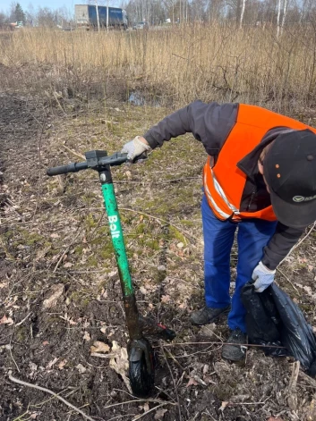 В Елгаве среди незаконно выброшенных отходов даже был обнаружен прокатные электроскутер.