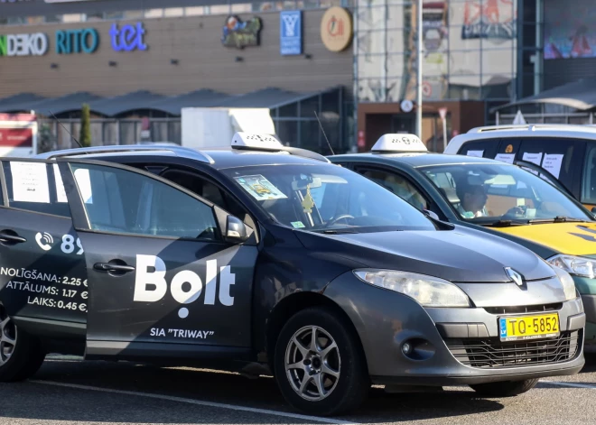 Сегодня таксисты выходят на протест: в Риге будут перекрыты улицы, мосты и центр города