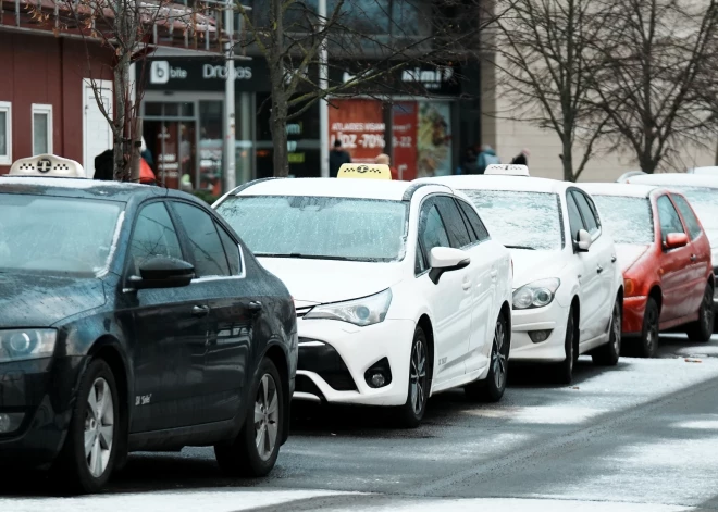 Taksometru protesta dēļ pirmdien Rīgas centrā gaidāmi būtiski satiksmes ierobežojumi