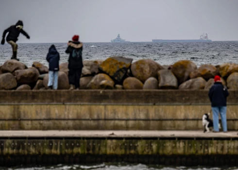 Ļaudis vēro Zviedrijas krasta apsardzes kuģi un aizturēto kuģi "Hui Yuan"