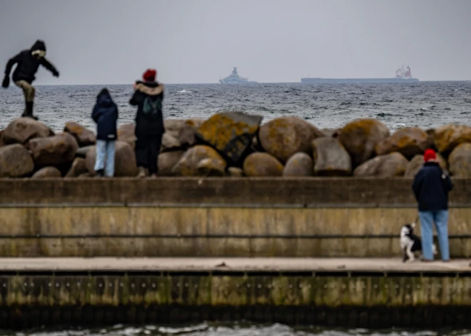 Zviedrijā aiztur no Krievijas peldošu kuģi, kas piesārņoja Baltijas jūru