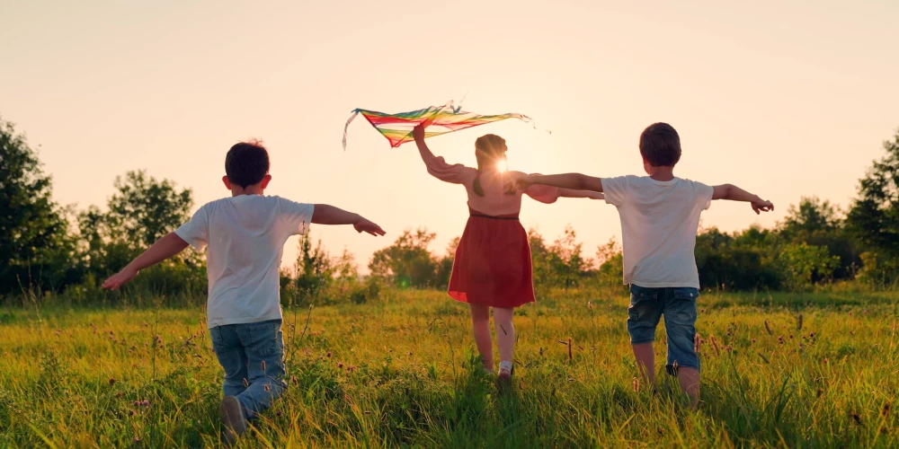 Vasaras nometnes bērniem nozīmē daudz vairāk nekā tikai atpūtu, jo tās ir jaunas draudzības, piedzīvojumi un bezrūpīgas bērnības sajūta.