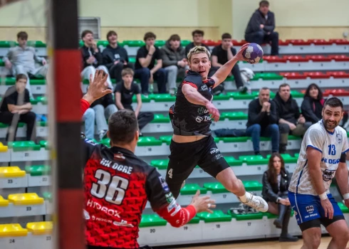 Pusfināla sērijā Dobeles vienība pieveica "Ogri" ar 2-1. (foto: "Dobeles Tenax" / Facebook)