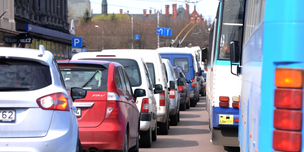 Rīgas pašvaldības SIA "Rīgas satiksme" iecerējusi paaugstināt stāvvietu cenas, kā arī ierobežot priekšrocības elektroauto īpašniekiem, tostarp bezmaksas stāvēšanu pilsētas centrā.