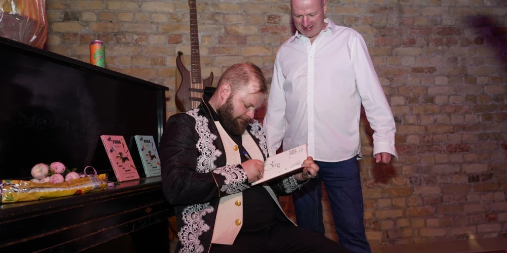 Kā apgalvo paši autori, iespējams, pirmo reizi Latvijas vēsturē izdota grāmata, kuras autors ir suns - Frīda, ar nelielu sava saimnieka Māra Mičerevska palīdzību, jo ar īsām ķepām esot grūti rakstīt.