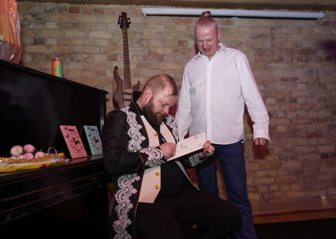 Kā apgalvo paši autori, iespējams, pirmo reizi Latvijas vēsturē izdota grāmata, kuras autors ir suns - Frīda, ar nelielu sava saimnieka Māra Mičerevska palīdzību, jo ar īsām ķepām esot grūti rakstīt.