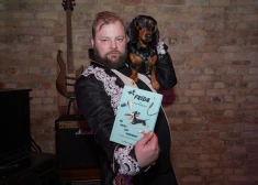 FOTO: pulcējoties suņiem un slavenībām, klajā laista Māra Mičerevska grāmata "Vai viegli būt garenam?"