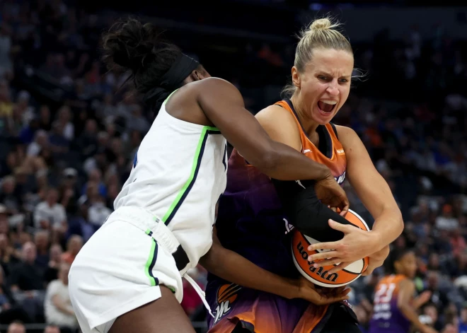WNBA vicečempione Kitija Laksa paraksta treniņnometnes vienošanos ar līgas jaunpienācēju Toronto "Tempo"