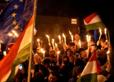 "Krievi, vācieties mājās!": Budapeštā līksmo par Putina sabiedrotā Orbāna sakāvi vēlēšanās