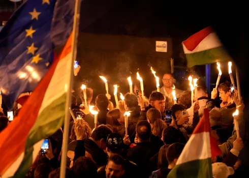 Budapeštā līksmo par Orbāna sakāvi (foto: Scanpix / AP)