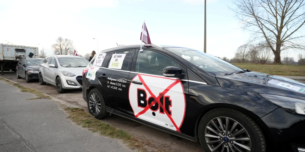 На Закюсале проходит акция протеста, организованная лицензированными в Латвии водителями такси против политики, проводимой Bolt, поскольку правительство не выполнило выдвинутый отраслью ультиматум и не предприняло реальных шагов для ограничения монополии платформы.