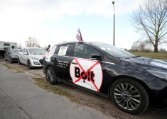 На Закюсале проходит акция протеста, организованная лицензированными в Латвии водителями такси против политики, проводимой Bolt, поскольку правительство не выполнило выдвинутый отраслью ультиматум и не предприняло реальных шагов для ограничения монополии платформы.