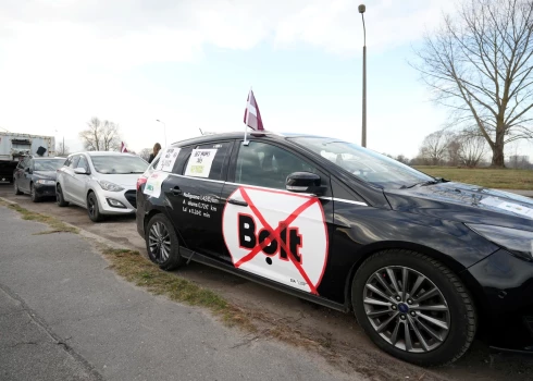 На Закюсале проходит акция протеста, организованная лицензированными в Латвии водителями такси против политики, проводимой Bolt, поскольку правительство не выполнило выдвинутый отраслью ультиматум и не предприняло реальных шагов для ограничения монополии платформы.