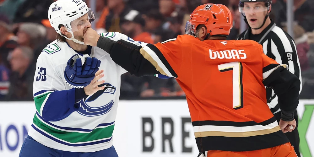 Teodors Bļugers jau pirmajā periodā iesaistījās kautiņā.