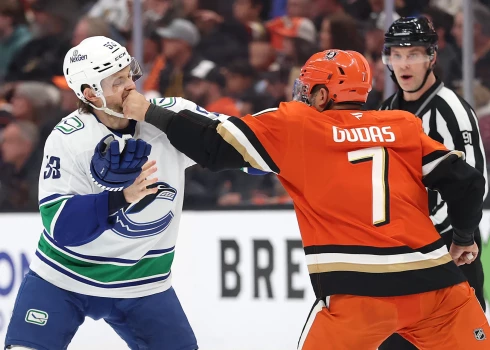 Teodors Bļugers jau pirmajā periodā iesaistījās kautiņā.