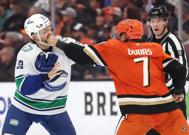 Bļugers izkaujas "Canucks" otrajā uzvarā pēc kārtas, Merzļikins tuvojas sezonas beigām