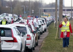ФОТО: "Мы не рабы" - в Риге идет протест таксистов против Bolt; в центре города ожидаются серьезные пробки