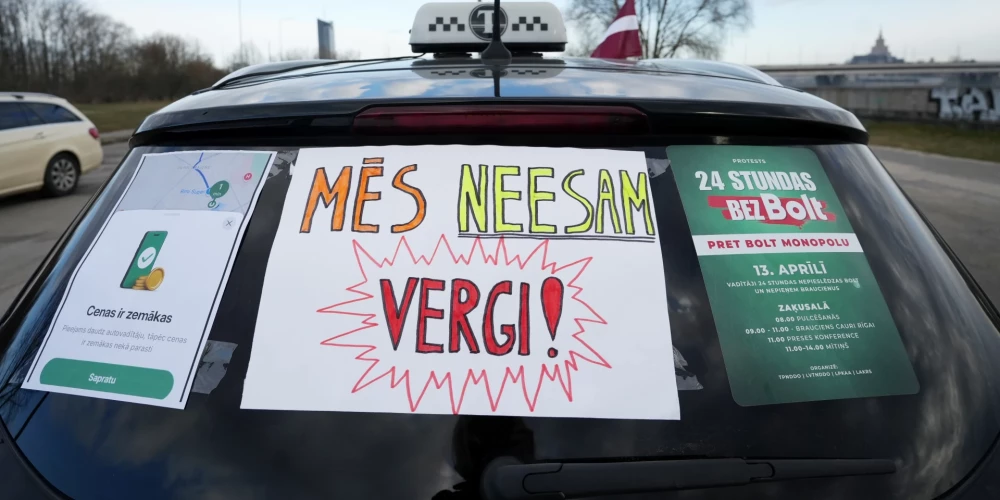 В Риге несколько сотен водителей такси отправились в протестный автопробег против политики, проводимой Bolt.