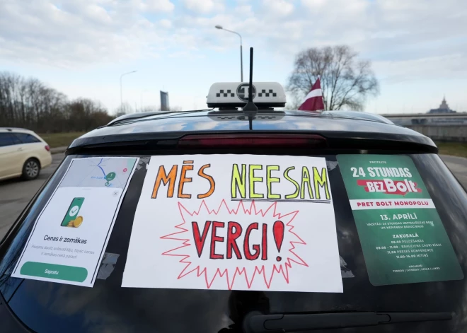 В Риге несколько сотен водителей такси отправились в протестный автопробег против политики, проводимой Bolt.