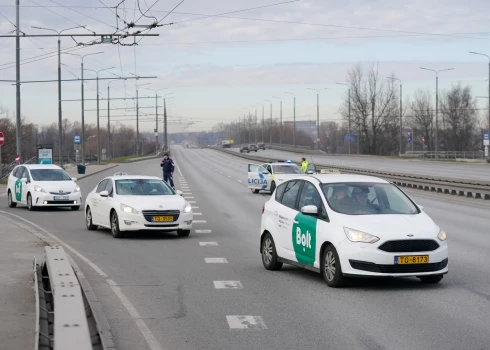 Protesta akcija uz Salu tilta, kuru rīko Latvijā licencētie taksometru vadītāji pret "Bolt" īstenoto politiku, jo valdība nav izpildījusi nozares izvirzīto ultimātu un nav veikusi reālus soļus platformas monopola ierobežošanai.