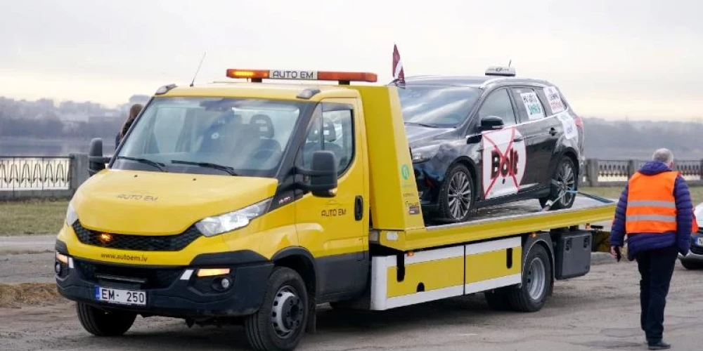 Rīgā pirmdien vairāki simti taksometru vadītāju devušies protesta braucienā pret "Bolt" īstenoto politiku.