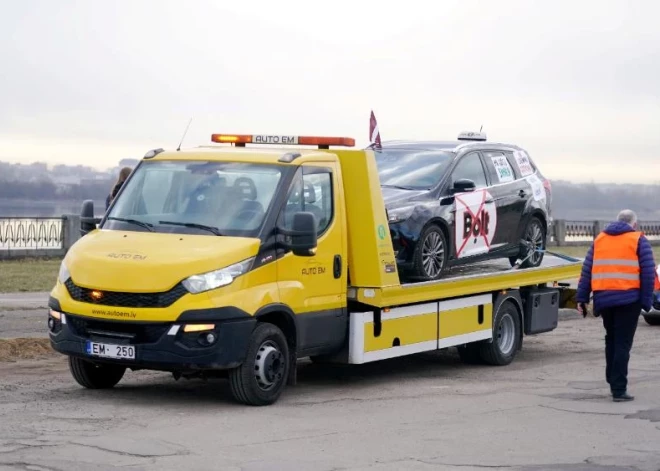 Rīgā pirmdien vairāki simti taksometru vadītāju devušies protesta braucienā pret "Bolt" īstenoto politiku.