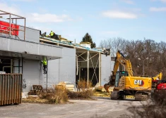 ФОТО: Lidl приступил к сносу небезопасного здания на улице Дзирциема в Риге