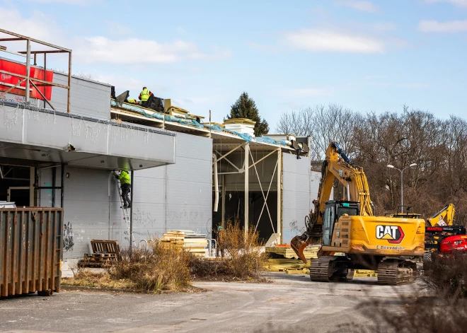 ФОТО: Lidl приступил к сносу небезопасного здания на улице Дзирциема в Риге