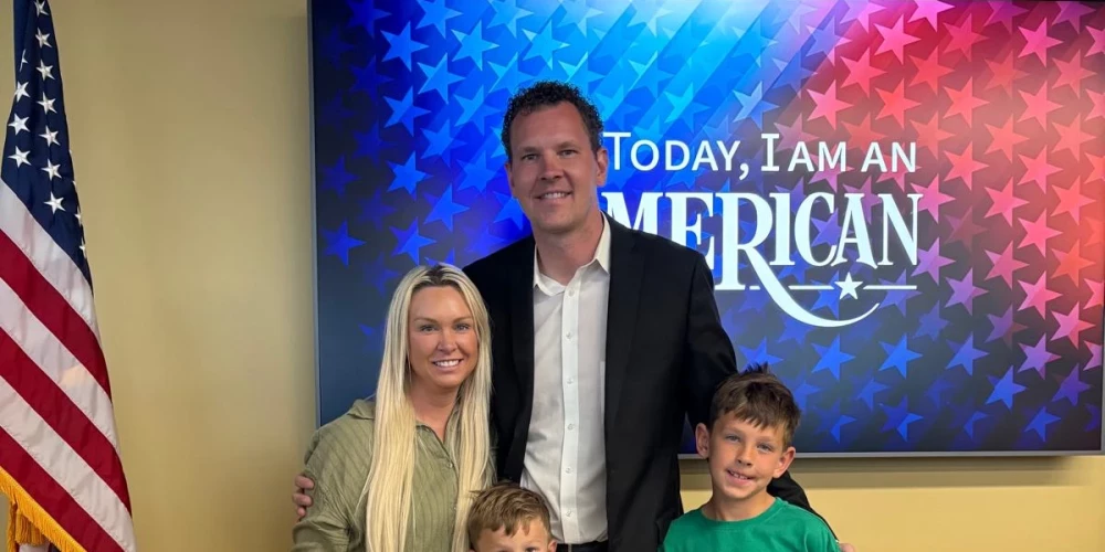 Oto kopā ar ģimeni – sievu Lauru un dēliem.