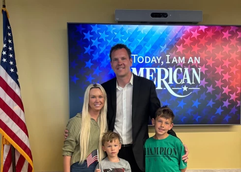 Oto kopā ar ģimeni – sievu Lauru un dēliem.