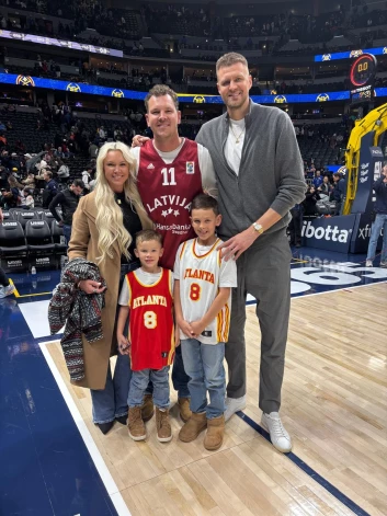 Kopā ar ģimeni apmeklējot Kristapa Porziņģa spēli.