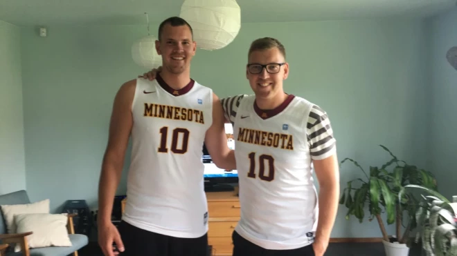 Oto kopā ar brāli, sporta žurnālistu Reini Ošenieku.