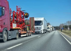 Smaga avārija uz Liepājas šosejas: notikusi vairāku kravas auto sadursme; satiksme bloķēta. VIDEO