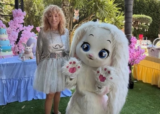 Алла Пугачева в Пасху вышла на связь с подписчиками и показала новый снимок