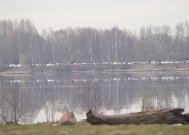 Vairāki simti taksometru vadītāju protestē pret "Bolt" īstenoto politiku.
