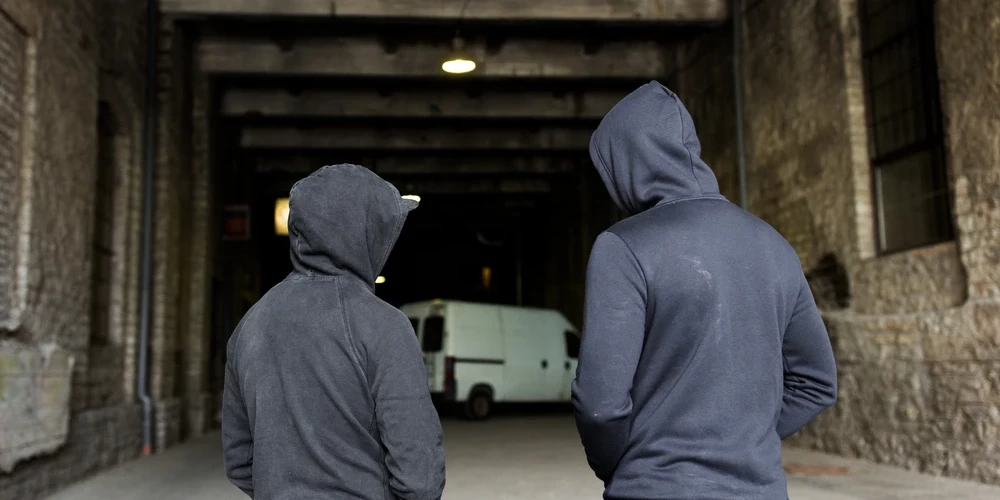 Latvijā līdz šim apzinātās grupas parasti ietver dažādu tautību pārstāvjus.