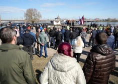 ФОТО: в Риге сотни таксистов вышли на протест против Bolt, а цены на поездки резко выросли